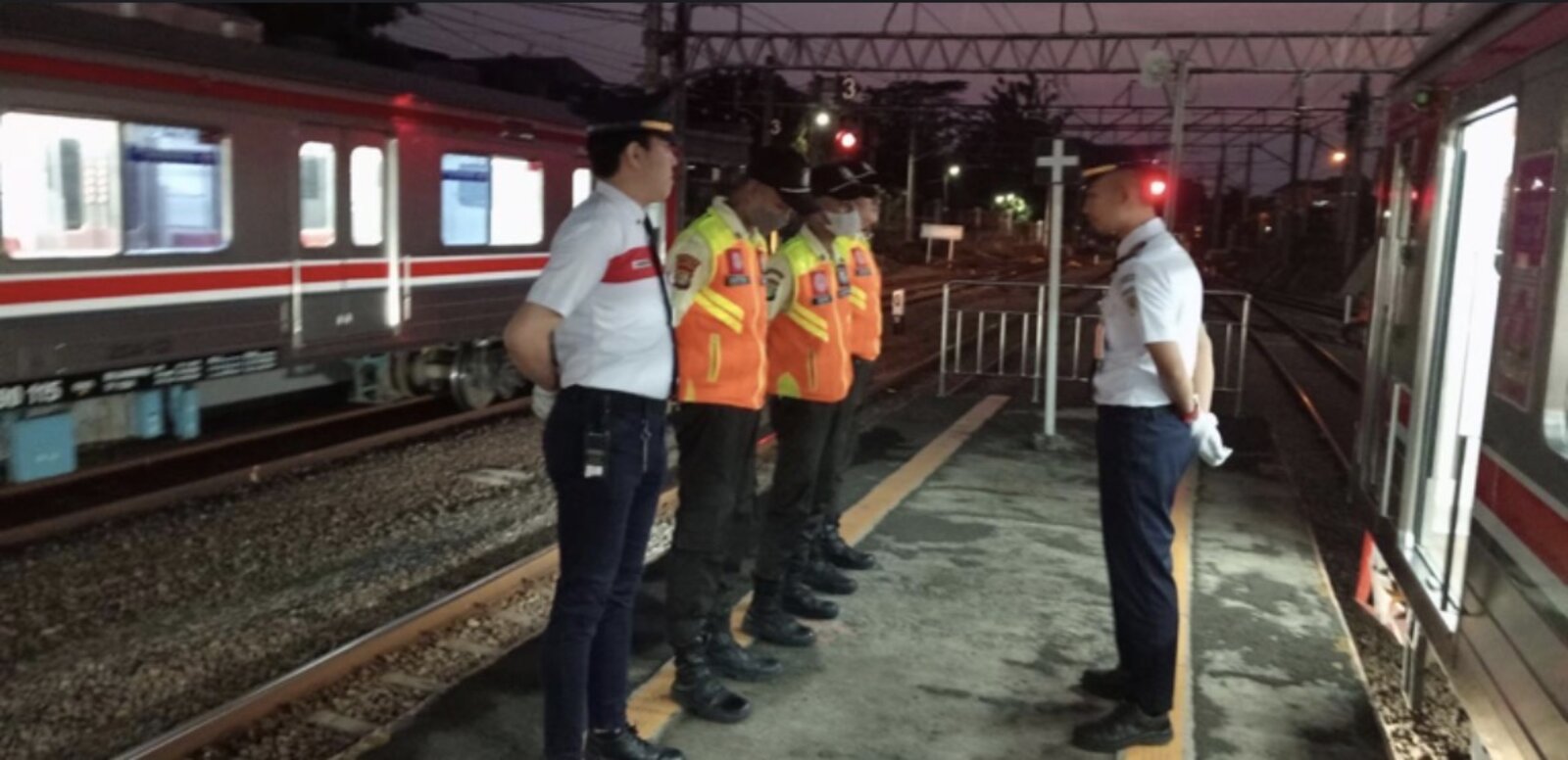 Night coordination briefing with station security